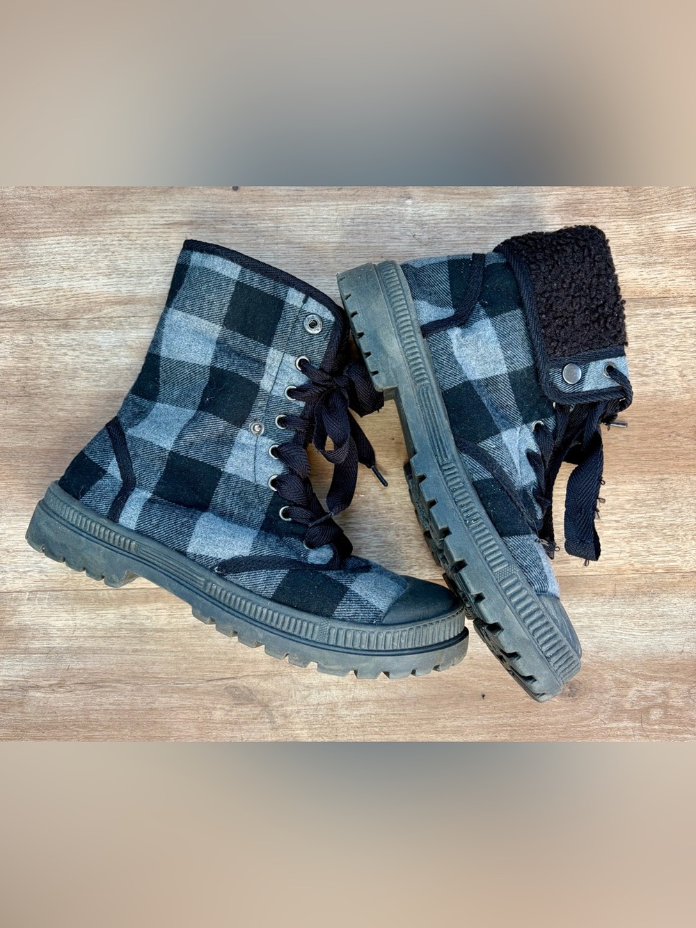 Very G Black & Gray Woman’s Buffalo Plaid Cozy Fall Boot Shoes 8.5